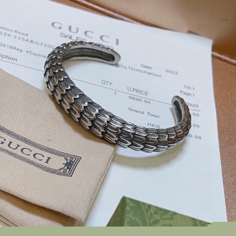 G*u*i bracelets